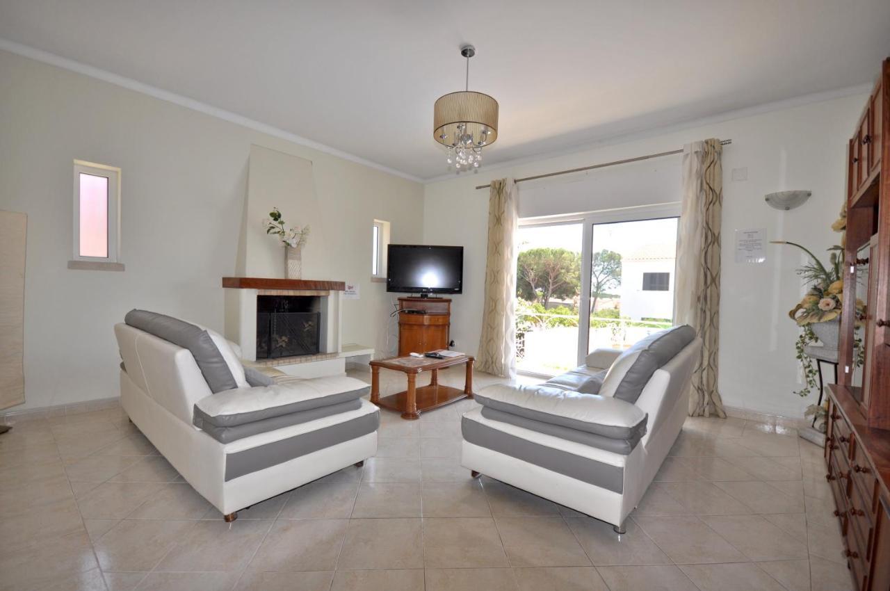 Well-Appointed Villa Is Situated In The Popular Resort Of Vilamoura Quarteira Exterior photo