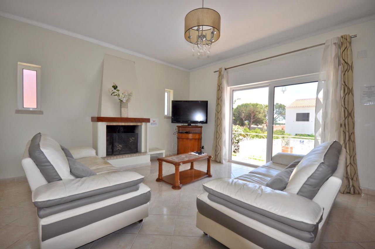 Well-Appointed Villa Is Situated In The Popular Resort Of Vilamoura Quarteira Exterior photo